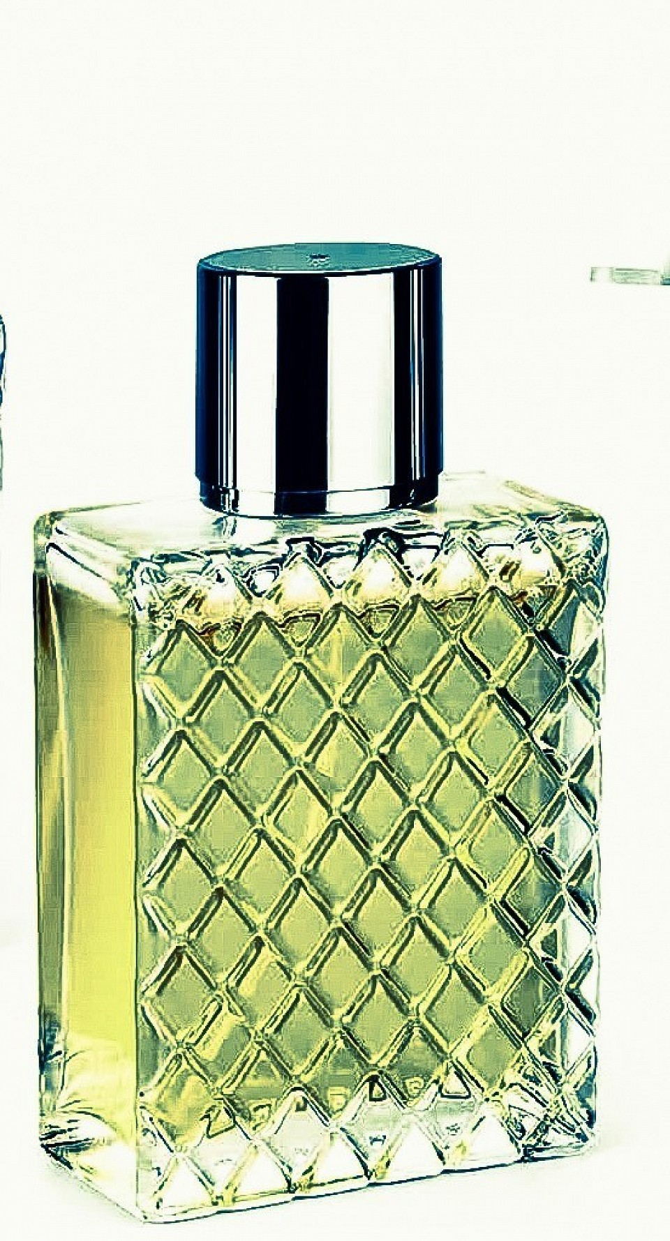 Grand flacon moderne, en verre transparent à motifs, laissant apparaître le vert frais du parfum de 100ml,  avec vaporisateur, rechargeable, 59€